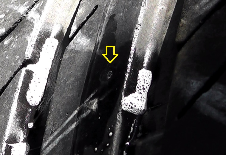コンチシール搭載タイヤに刺さったネジを引き抜いた箇所に石鹸水を噴射して空気の漏れを確認する