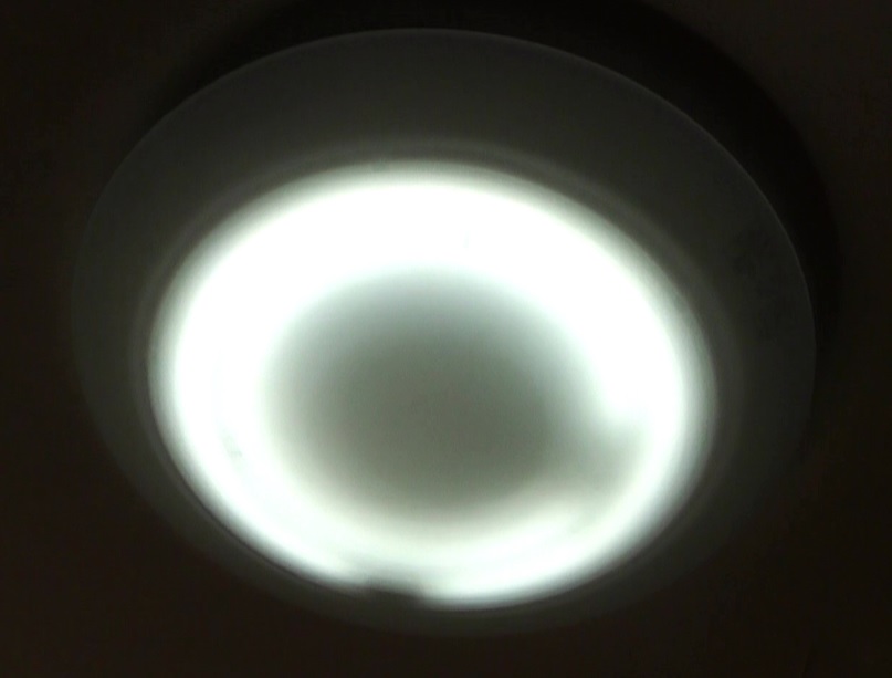 照明器具に昼白色の丸型LEDを装着したら光源がかなり目玉に見えたが半透明のカバーの装着で目立たなくなった