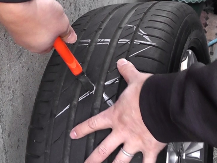 コンチネンタル社のコンチシール搭載タイヤに刺さった釘やネジをパンチで慎重に引き抜く