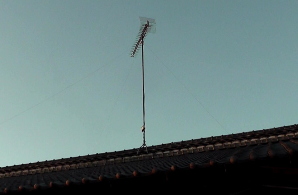 ブースターの断線ランプが点灯している古民家の屋根に設置された地上デジタル放送用アンテナ