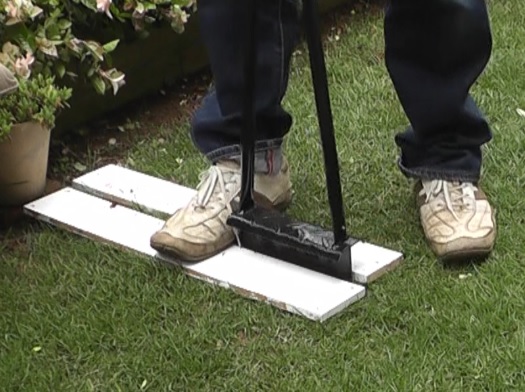 芝生に２枚の板を敷き、その間をターフカッターで根切りすれば、カッターを抜く際に芝生がめくれない