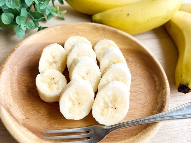 バナナの実には種がないので苗の根元から伸びた吸芽（キュウガ）を株分けして増やす