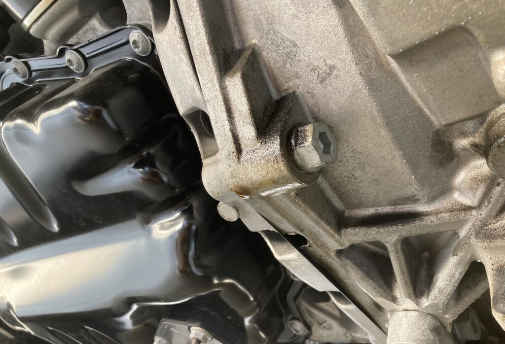オイルを交換しようと車のアンダーカバーを外すとエンジンからのオイル漏れを発見。。。
