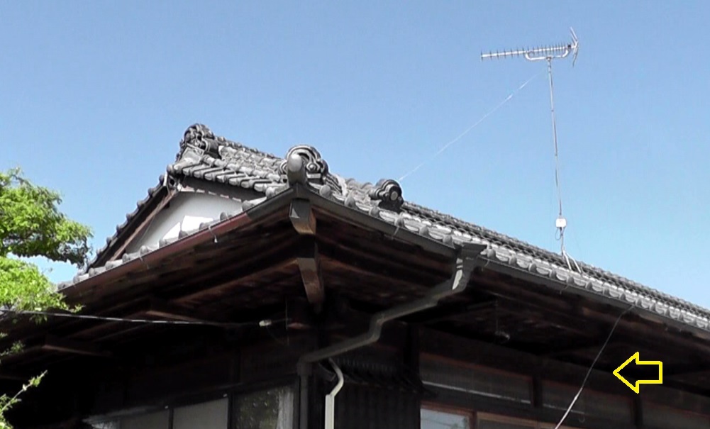 固定ワイヤーの一部が切れてグラグラになっている屋根上の八木アンテナ