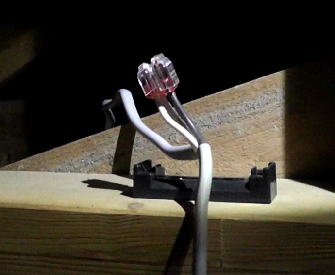天井裏に設置したジョイントボックスで差し込み型コネクタを使用してケーブルを接続する