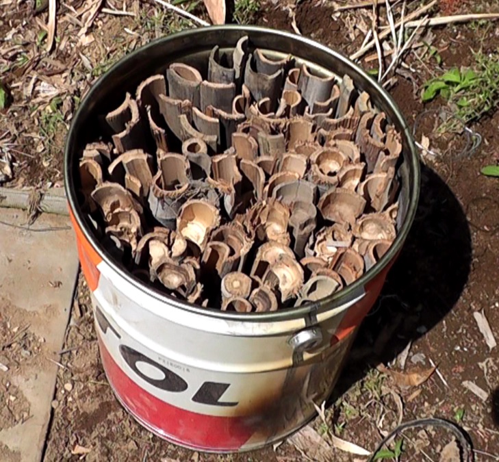 竹炭にするための竹をペール缶にびっしり格納する