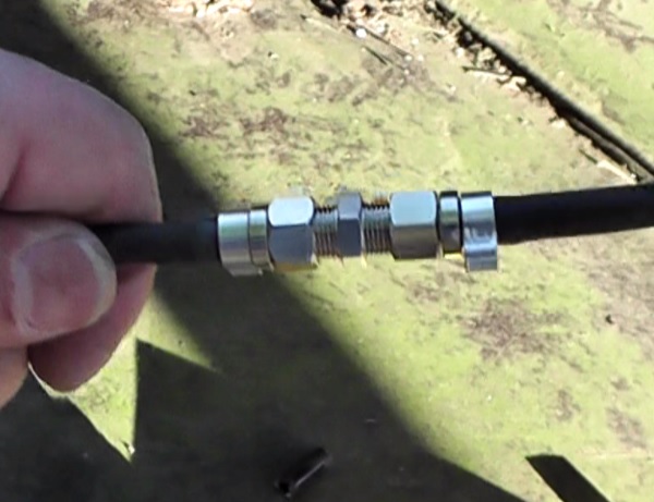F型中継コネクターを使用してF型接栓を取り付けた同軸ケーブルどうしをしっかり接続