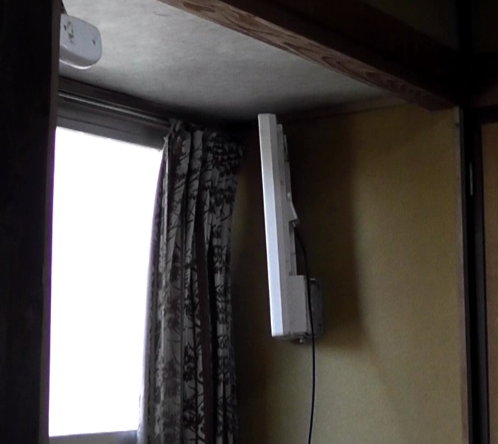 屋内の窓際に仮設置した平面アンテナで地デジの視聴はギリギリ可能な状態になった