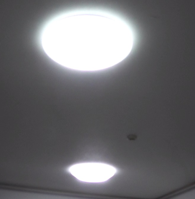 LED化して再設置した照明器具と以前にLED化した照明器具の明るさを比較する