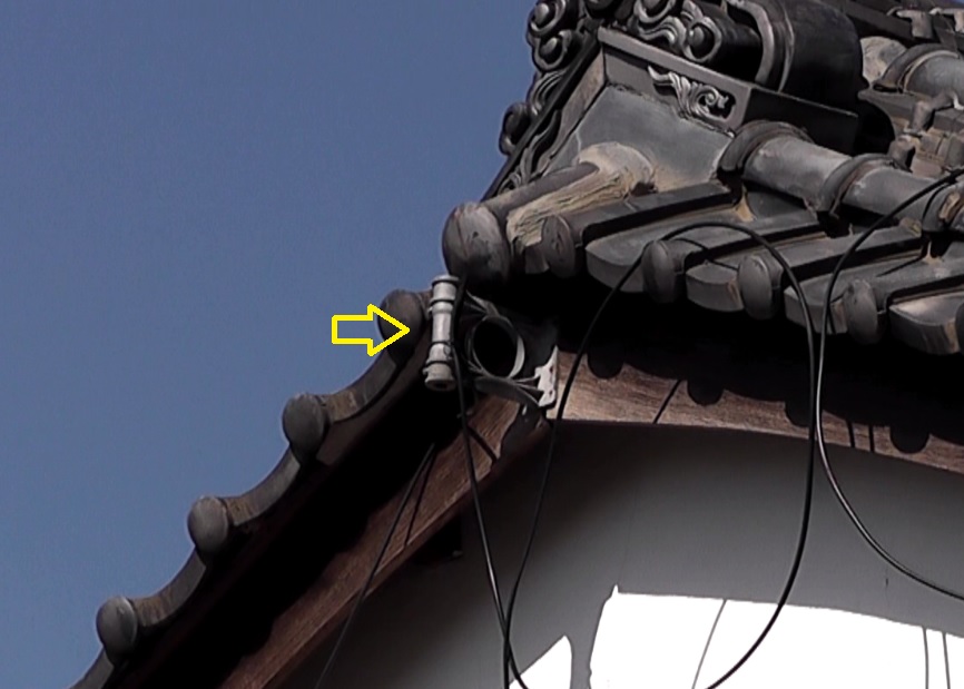 屋根の破風板付近に残っていた固定用の金具には同軸ケーブルが引き回されていた
