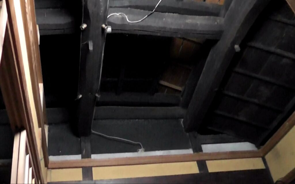 和室の天井を剥がすと天井より上にも土壁があることが判明