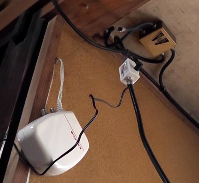 屋内に引き込まれた同軸ケーブルにブースター電源を接続し、反対側にテレビからの同軸ケーブルを接続すれば屋内配線は完了です
