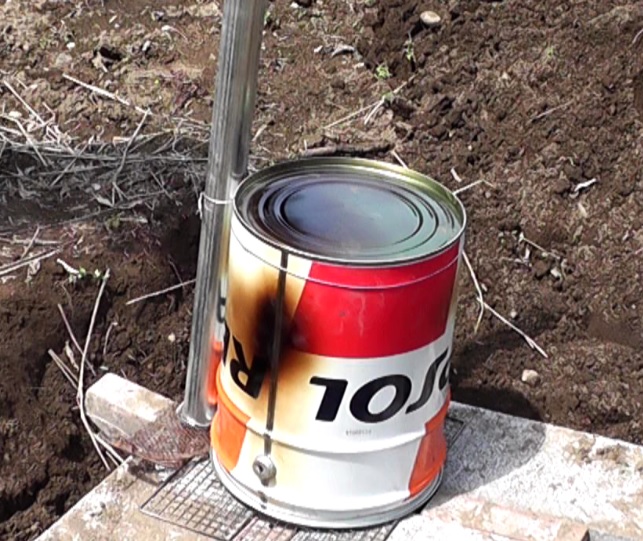 ペール缶で竹炭を作成するための煙突をペール缶にワイヤーで固定する