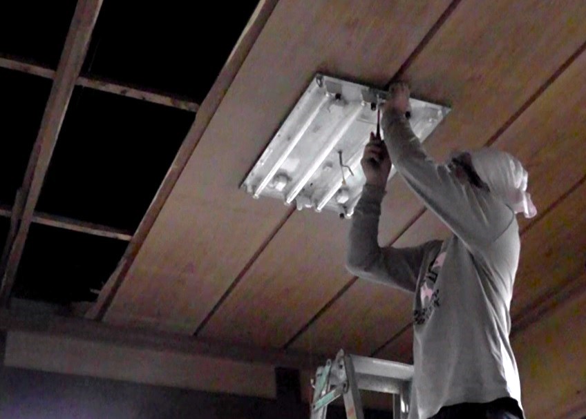 和室の天井を剥がすために天井に設置された照明器具を取り外す