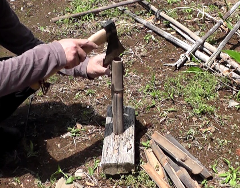 ペール缶で竹炭を作成するための竹をのこぎりで切って鉈や斧で割って作成する