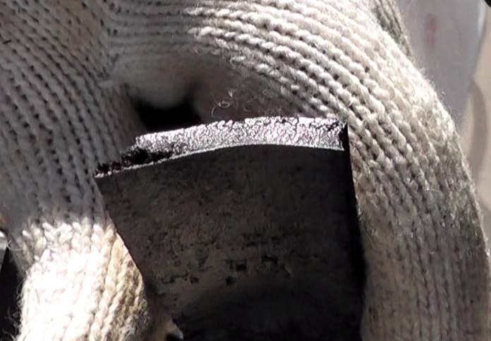 竹炭には微細孔がたくさんあって表面積が大きいため調湿、脱臭などの効果が期待できる