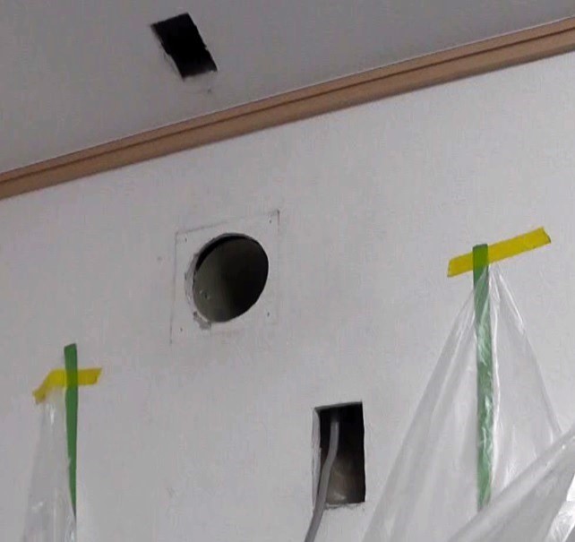 壁から天井への電源ケーブルの通線が出来なかったため天井に通専用の穴を開けて電源ケーブルを通線