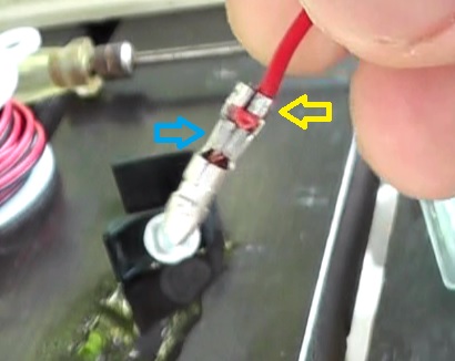 ギボシ端子は根元部分でケーブル被覆を圧着し、先端側でケーブル芯線を圧着して電気的に接続する