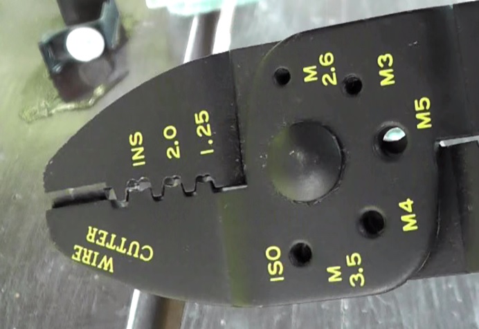 電装圧着治具先端にはギボシ端子を圧着するための刃が付いている