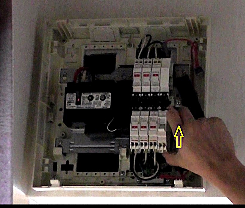 パナソニック製の分電盤へのコンパクトブレーカーの取り付けは簡単