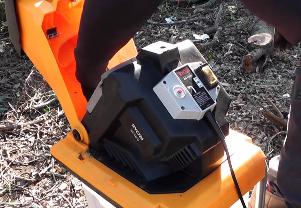RYOBI リョービ、ガーデンシュレッダ、GS-2010庭木の剪定後に裁断 