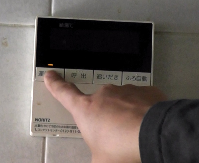 リモコンの運転ボタンを５秒以内に５回押してエラーコード８８８を解除する