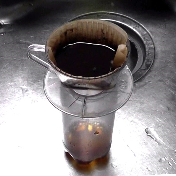 アブラムシがついたピーマンにコーヒーをスプレー散布する