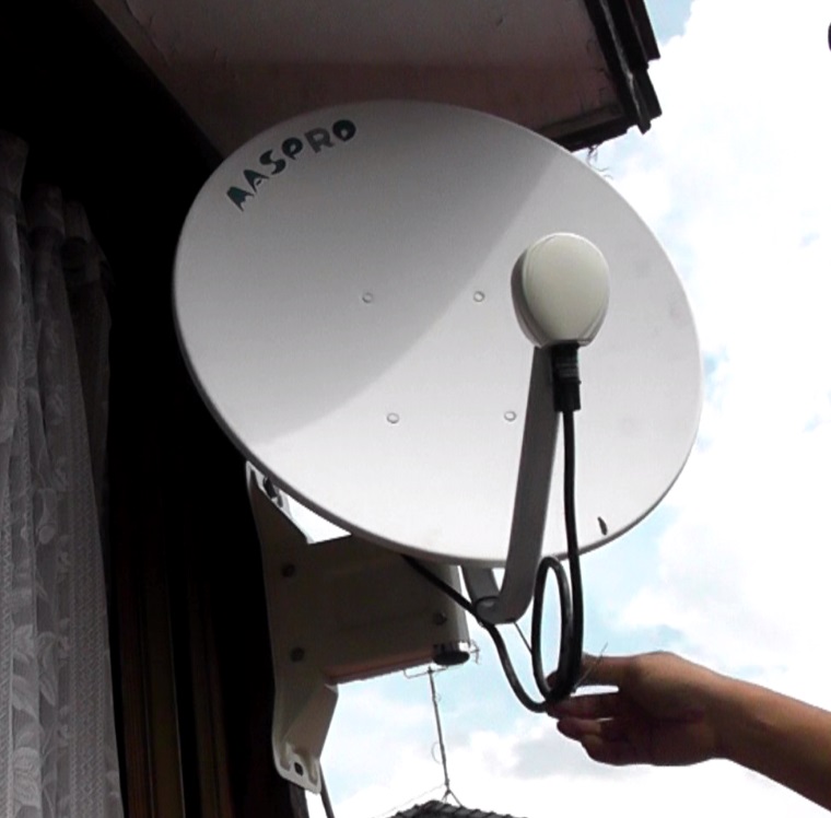 BSアンテナに接続したケーブルの余長は水の伝う流れを意識して結束バンドで固定