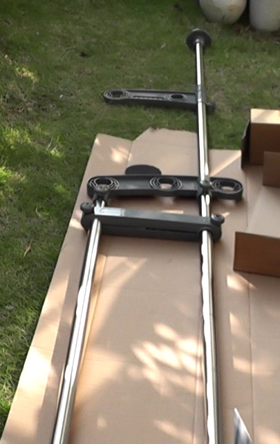 スタンドポールは軽量なので2本目のポールまで組み付けた状態で設置した方がよい