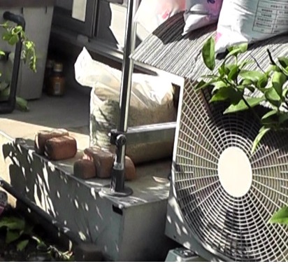 前側に補助ポールがあるスタンドポールは補助ポールの位置を決めるのが難しい