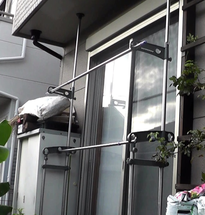 スタンドポールに物干し竿を設置して物干し台を完成させる