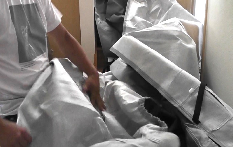 カバーランド（COVER LAND）製車カバー（ボディーカバー）カバーライト（COVER RITE）を起毛生地の裏地が外側になるよう裏返す