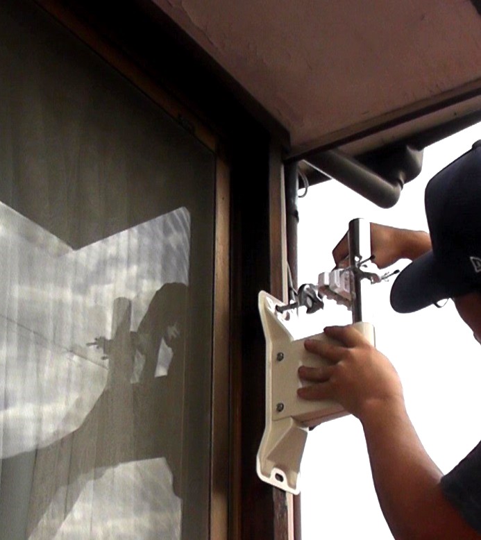 アンテナ取付け金具をBSアンテナ設置箇所にしっかり固定する